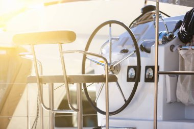 Bir yelkenlinin direksiyon ve navigasyon aletlerinin ayrıntıları