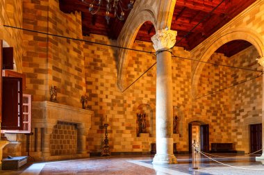 RHODES, GREECE - 23 Eylül 2016: St John Kalesi 'nin İçi. Meşhur turistik cazibe.