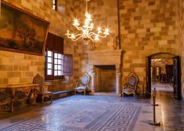 RHODES, GREECE - 23 Eylül 2016: St John Kalesi 'nin İçi. Meşhur turistik cazibe.