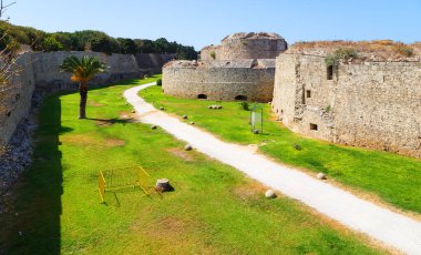 Eski Rodos Kasabası 'nın tahkimatları - hendek ve duvarların manzarası, sağa doğru İtalya kulesi, Yunanistan