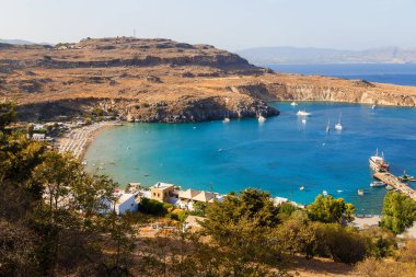 Yunanistan 'ın Rodos Adası' ndaki Lindos ana plajına bakan güzel bir gün.