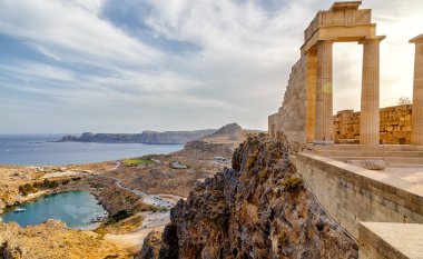 Yunanistan. Rodos. Lindos akropolü. Antik Athena Tapınağı 'nın Doric sütunları MÖ IV. Yüzyıl ve St. Paul Körfezi