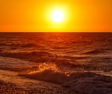 Kızıl güzel günbatımı yaz güneş deniz kenarı.