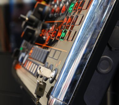 Modern bir endüstriyel fabrikanın yakınında.