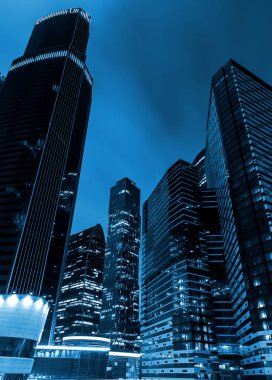 Gece, alttan görünümü modern iş gökdelenlerin yüksek.