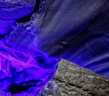 Örtülü buzlu su, kar yağışı. Garip belirsiz nesne bilim kurgu fantazisi kozmik dünya dışı arkaplan