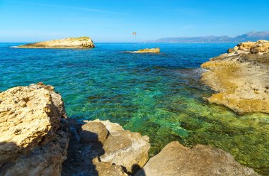 Girit Denizi kıyısında Hersonissos, Girit yakınlarında kayalar