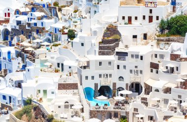 Yunanistan 'ın Santorini adasındaki Oia kentinin mimarisi