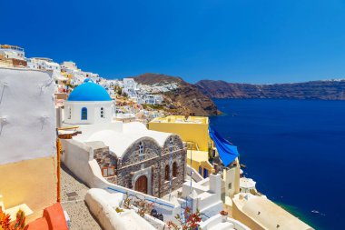 Cyclades 'teki Yunanistan Santorini adası, geleneksel renkli ve beyaz manzaralı dar sokaklar ve kaldera denizi gibi yürüyüş yolları