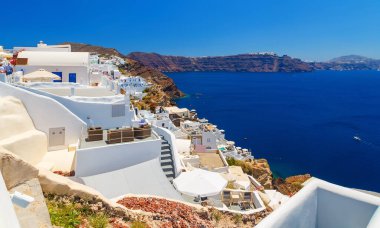 Santorini volkanik kalderası Yunanistan 'ın başkenti Fira' dan görüldüğü gibi