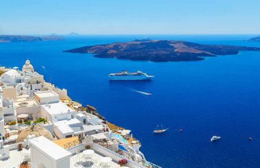Santorini Adası, Yunanistan 'da beyaz mimari. Deniz manzaralı güzel bir manzara.