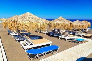 Santorini Perissa Sahili, siyah kumlu Santorini Adası.