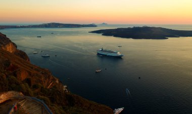 Santorini adası, Caldera 'ya bakan günbatımı ve Yunanistan' a giden yolcu gemileri