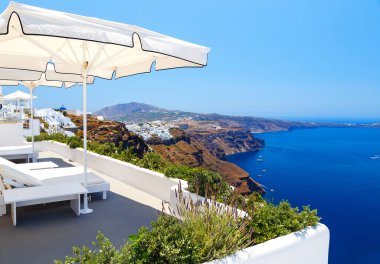 Yunanistan 'ın Santorini kentinde Dinlenecek Güzel Manzaralı Sandalyeler