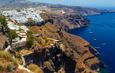 Santorini Adası, Yunanistan 'da beyaz mimari. Deniz manzaralı güzel bir manzara.
