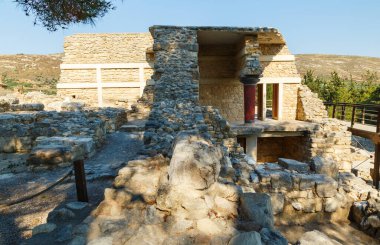 Girit adasındaki kazı sırasında bulunan saray harabeleri.