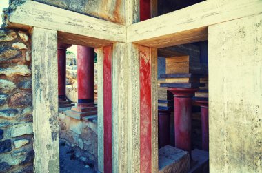 Heraklion yakınlarında eski Knosso duvarları. Minoan saraylarının kalıntıları, Yunanistan 'ın UNESCO geçici listesindeki Akdeniz adası Girit' teki tüm sarayların en büyük arkeolojik sahası.