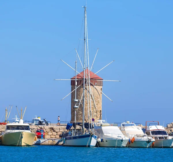 Bellissimo Mulino Vento Medievale Del Porto Mandraki Rodi Come Maestosi — Foto Stock