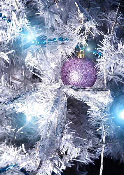 一个有雪花图案的大玻璃碗 在背景中 圣诞树的灯光模糊不清 Boke 圣诞金银花中的圣诞玩具 — 图库照片