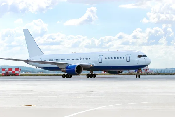 Grand Avion Passagers Blanc Sur Piste Aéroport Par Une Journée — Photo