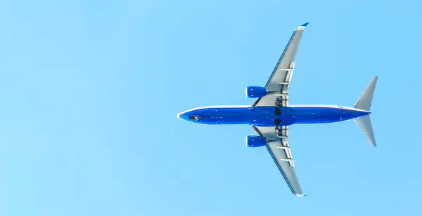 Modern Repülőgép Felszálláskor Alulról Nézve — Stock Fotó