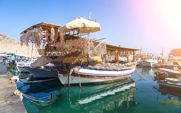 Rodos, Dodecanese, Yunanistan limanında deniz kabukları mağazası teknesi