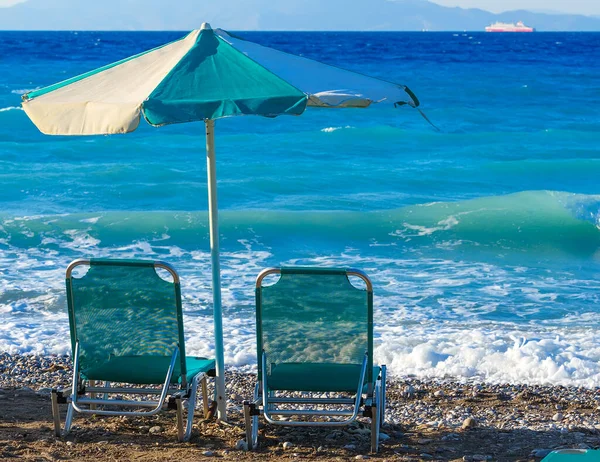 Two Beach Chairs Umbrella Shore Pebbly Beach Greece Rhodes — Zdjęcie stockowe