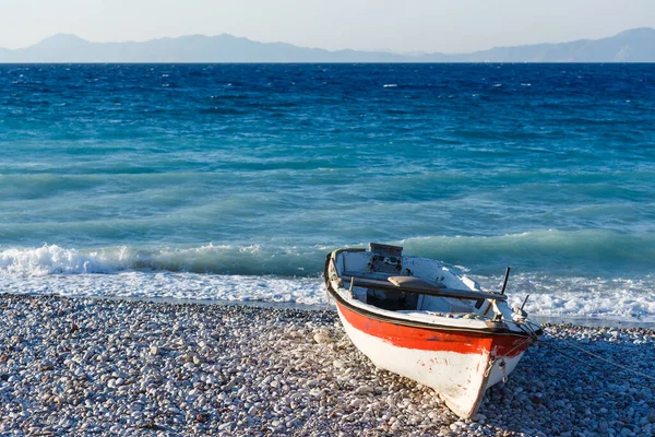 White Wooden Fishing Boat Shore Pebbly Beach Greece Rhodes —  Fotos de Stock