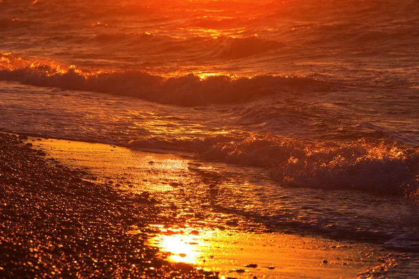 Пляж Крупным Планом Лучах Заходящего Солнца Мелкой Галькой Отражением Воде — стоковое фото