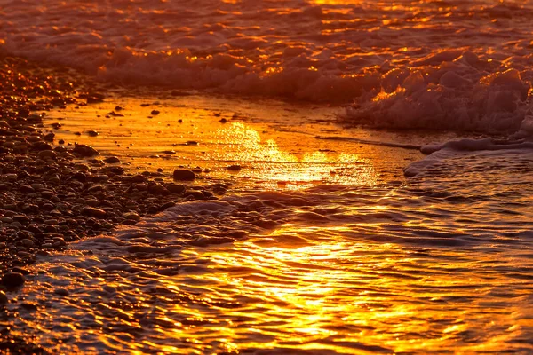 Летний Закат Моря Брусчатке Пляжа Солнце Волны Облака Красивое Драматическое — стоковое фото