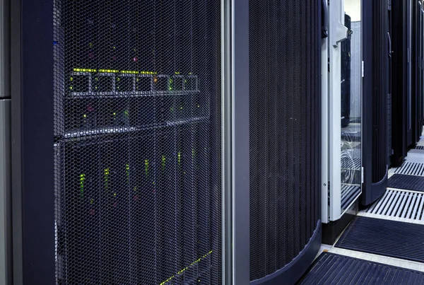 Big Data Dunkler Serverraum Mit Hellblauer Ausstattung — Stockfoto