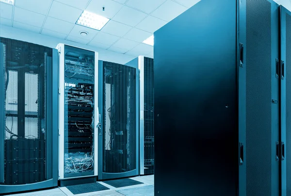 Modern ağ ve telekomünikasyon teknolojisi bilgisayar kavramı: veri merkezinde sunucu odası