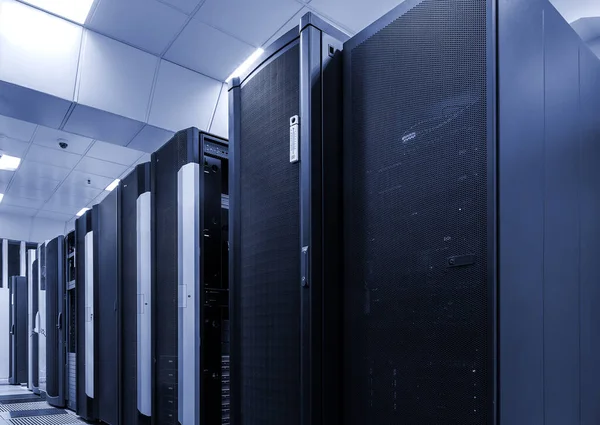 Sala Con File Hardware Del Server Nel Data Center — Foto Stock
