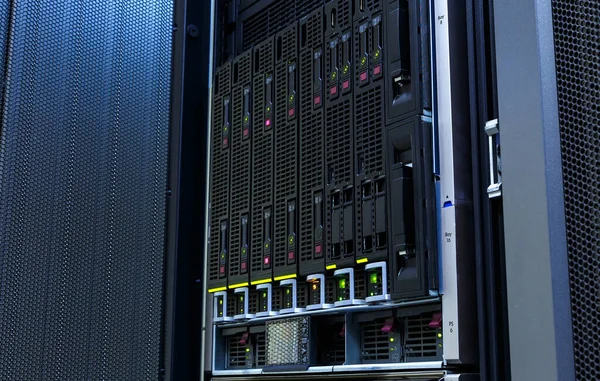 Server Stack Con Hard Disk Datacenter Backup Archiviazione Dei Dati — Foto Stock