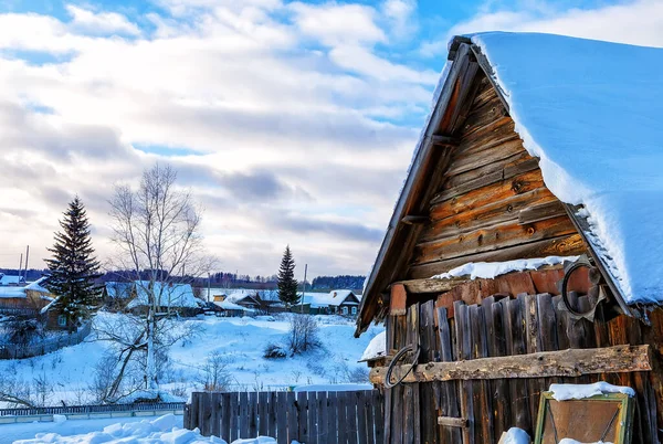 Sabah Kırmızı Ahşap Evde Rus Kırsalında Karlı Tepeleri — Stok fotoğraf