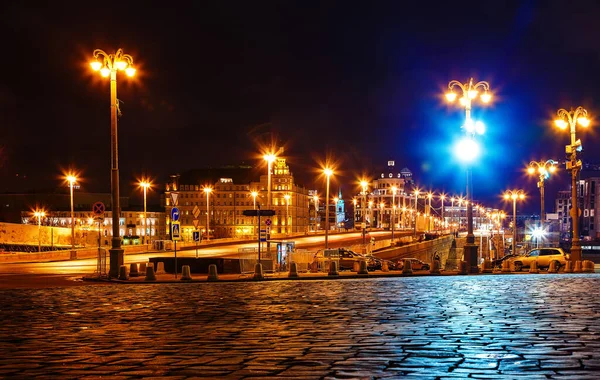 Ночной Вид Уличным Освещением Мосту Ведущем Красной Квадратной Москве Россия — стоковое фото