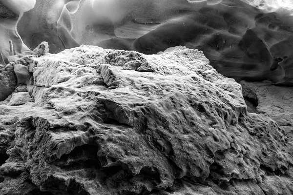 Черно Белая Покрытая Глазурью Скала Среди Замерзшей Текстуры Льда — стоковое фото