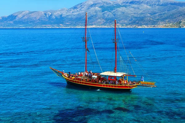 Корабль Пиратские Шхуны Двумя Мачтами Парусов Скал Побережья Крита — стоковое фото