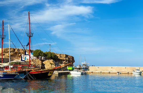 Port Hersonissos Boats Blue Water Hills Background Crete Island Greece — Foto Stock