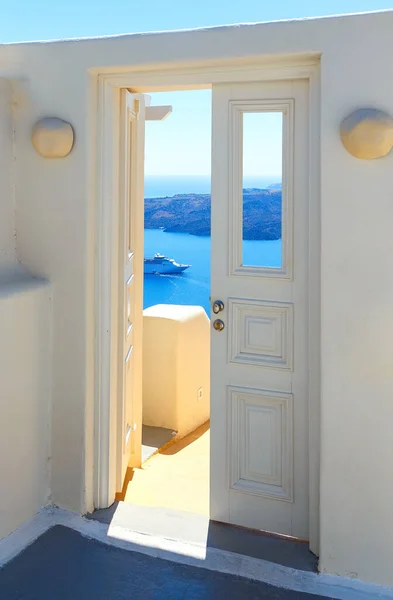 Traditionelle Griechische Tür Mit Einem Tollen Blick Auf Die Insel — Stockfoto