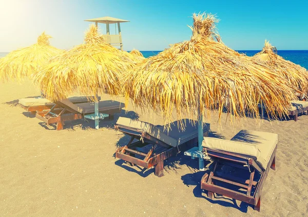Plaża Parasolami Drewnianymi Leżakami Wyspie Satorini Grecja Europa — Zdjęcie stockowe
