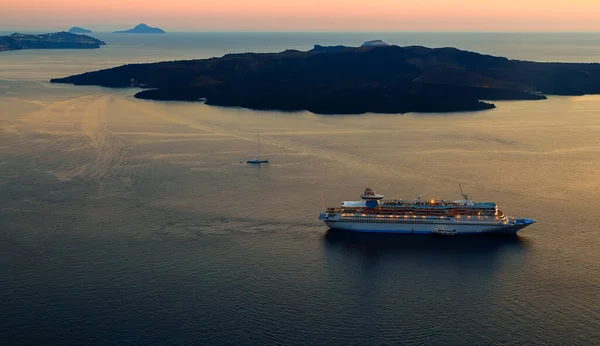 Santorini adasında gün batımı ve yolcu gemisi 