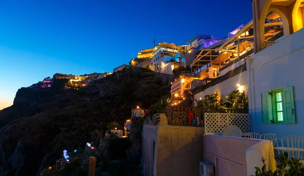 Cyclades 'teki Yunanistan Santorini adası, geceleri yıkanan beyaz renkli evlerin geniş manzarası