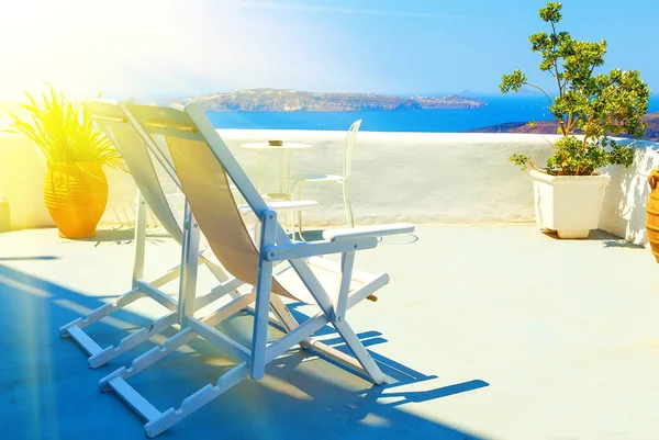 Сонячні Ліжка Терасі Острові Санторіні Греція Чудовий Вид Море — стокове фото