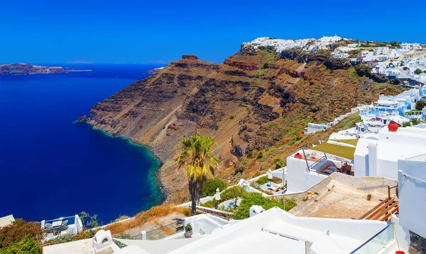 화산의 비탈에 호텔들 바다를 그리스 산토리니의 칼데라 — 스톡 사진