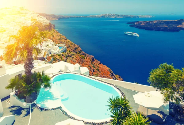 Fira镇Santorini海滨的海景和山景游泳池 — 图库照片