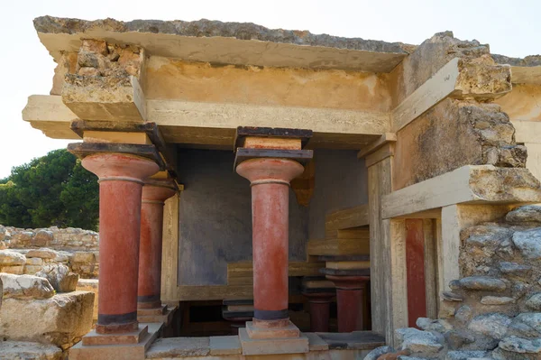 Yunanistan 'ın Girit kentindeki Knossos Sarayı Girit' teki en büyük Bronz Çağı arkeolojik alanı ve Minos medeniyet ve kültürünün törensel ve siyasi merkezidir.