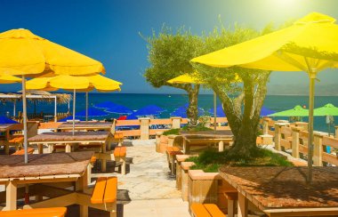 Yazın denize yakın deniz kıyısındaki boş kafe, Yunanistan, Girit Adası