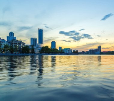 Yekaterinburg seti yaz akşamı. Rus Ural kasabası