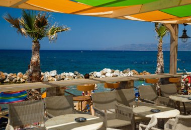 Yazın denize yakın deniz kıyısındaki boş kafe, Yunanistan, Girit Adası